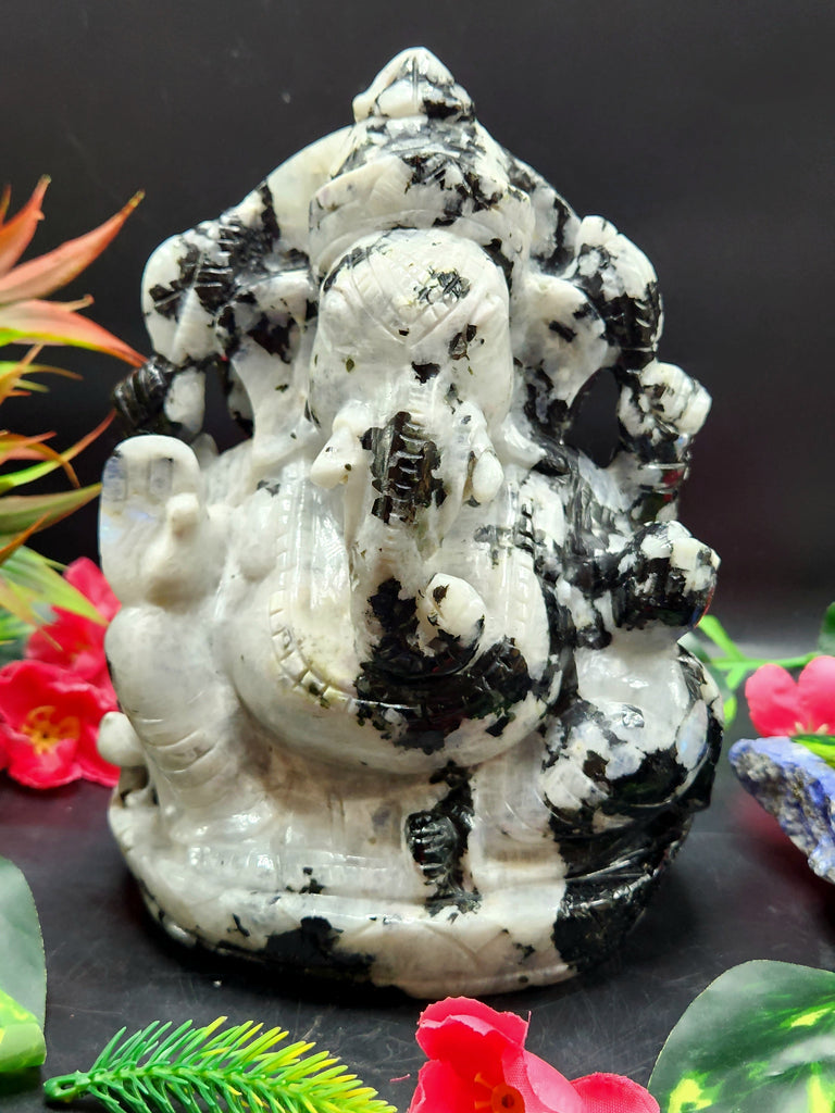 What are the benefits of keeping lord ganesha carving in moonstone in Home?