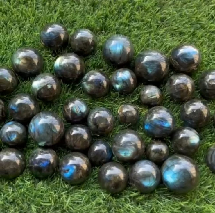 Labradorite Spheres with Blue Flash – A Gateway to Positivity and Prosperity
