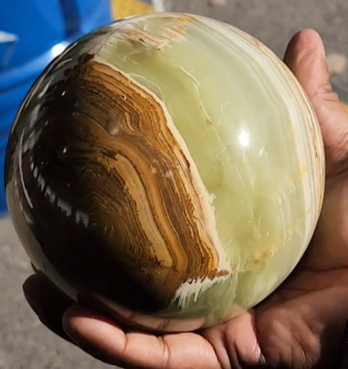 Green Onyx Sphere: A Harmonious Blend of Beauty, Healing, and Elegance for Your Home